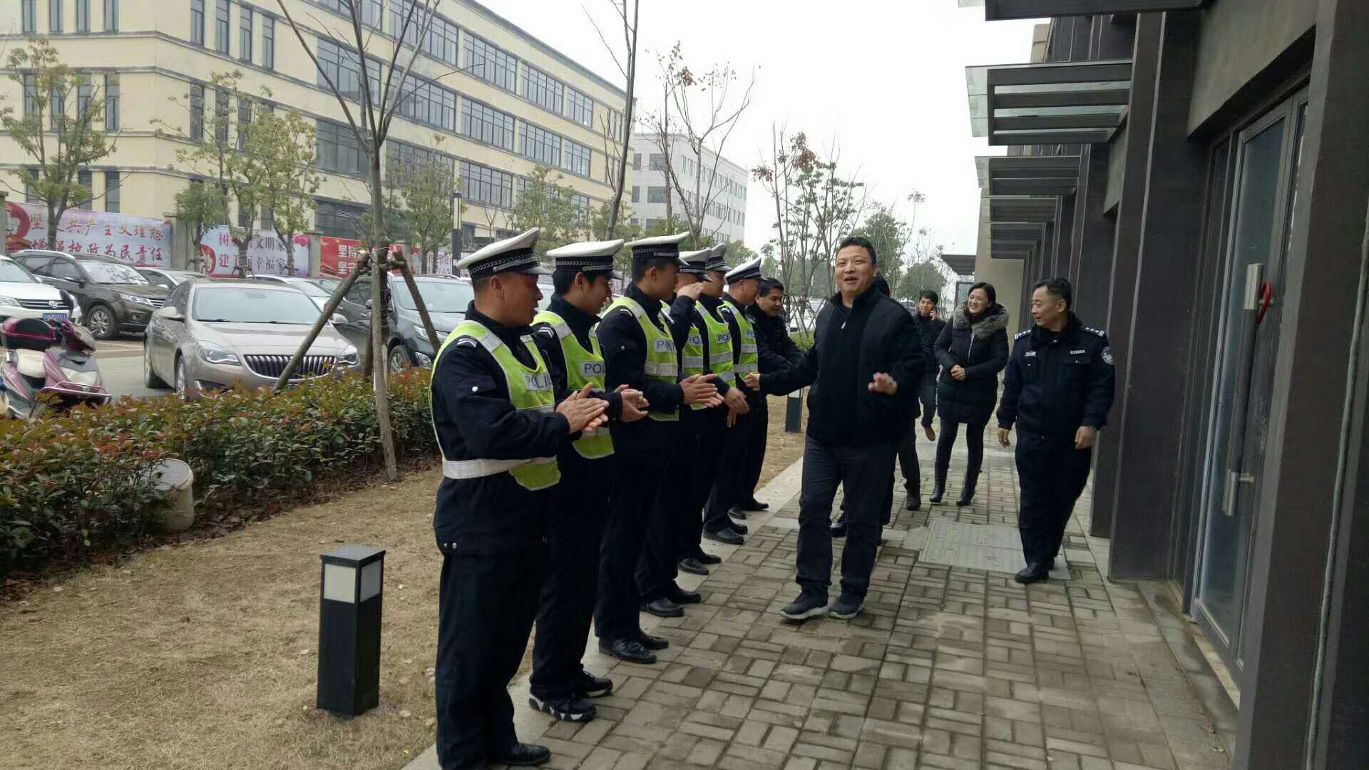 赣江新区管委会领导慰问公司派遣交通协警.jpg